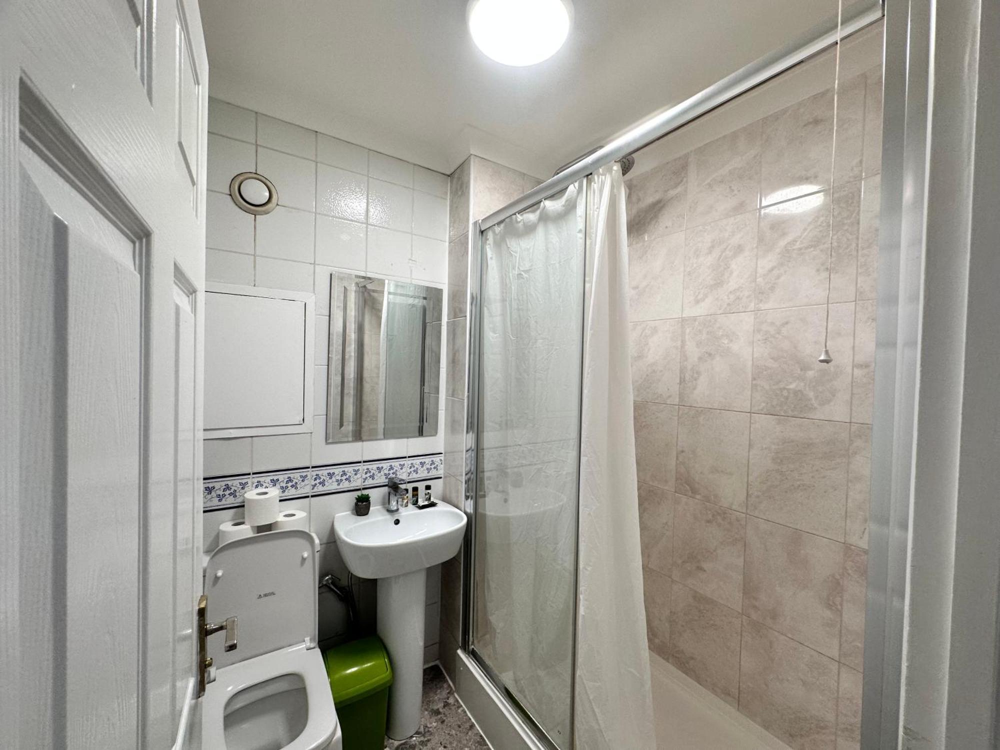 Posh 2-Bedroom, Living Room, Kitchen & 1.5 Bathroom London Exterior photo