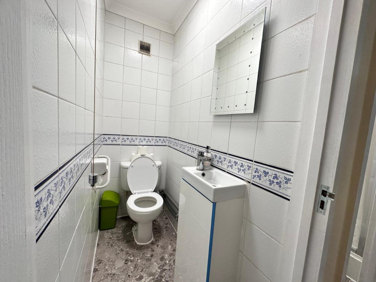 Posh 2-Bedroom, Living Room, Kitchen & 1.5 Bathroom London Exterior photo