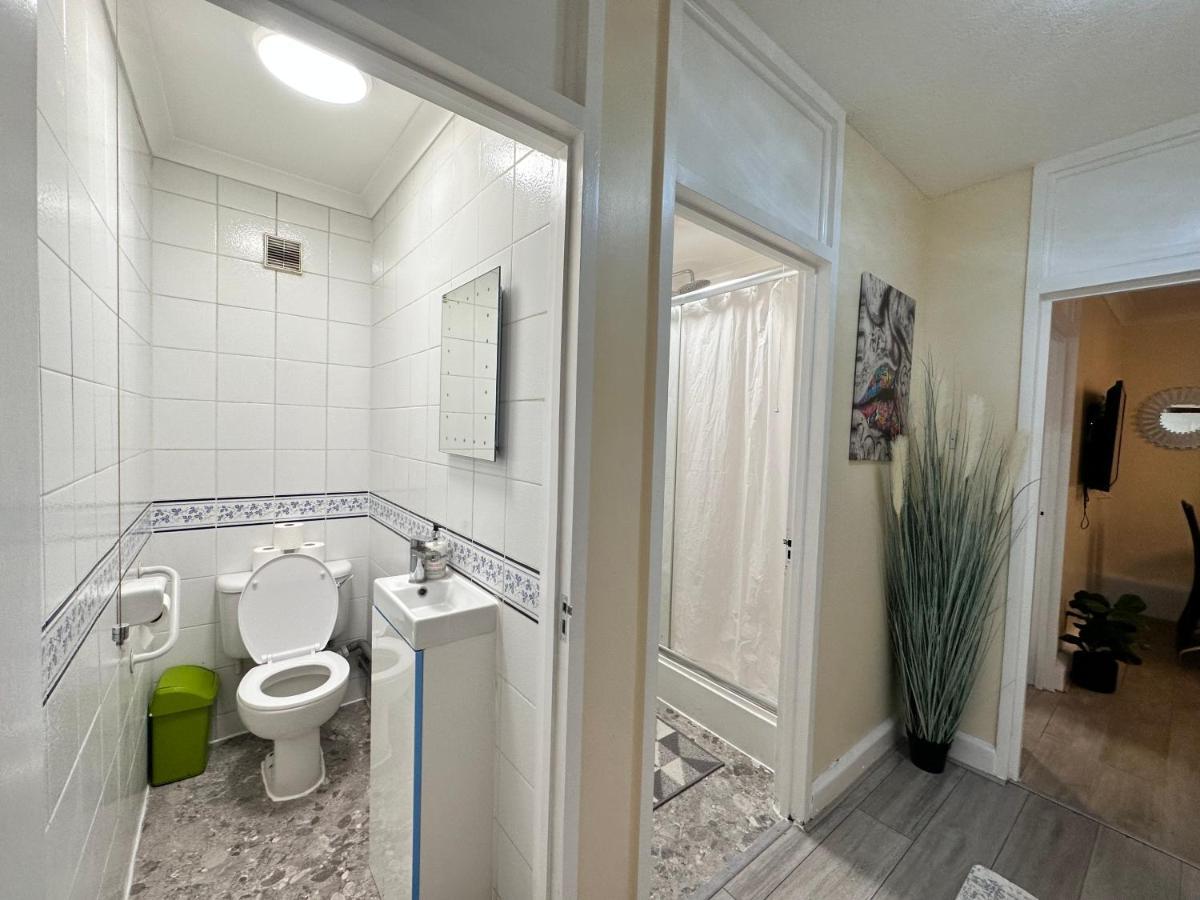 Posh 2-Bedroom, Living Room, Kitchen & 1.5 Bathroom London Exterior photo